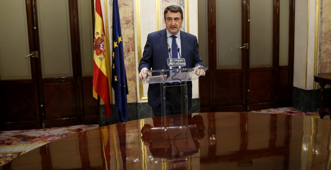 El portavoz parlamentario del PNV, Aitor Esteban, durante las declaraciones que ha realizado en el Congreso tras cerrar un pacto con el Gobierno para apoyar los Presupuestos Generales del Estado de 2017. EFE/Sergio Barrenechea