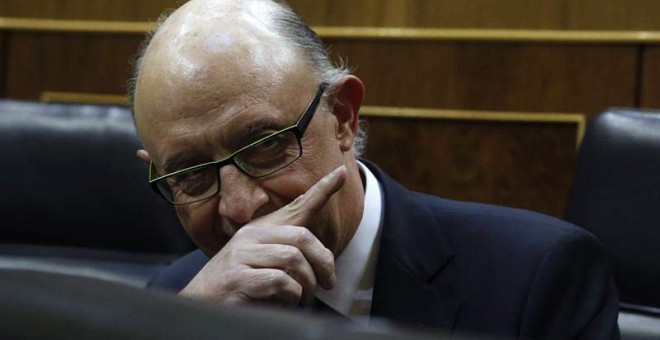 El ministro de Hacienda, Cristóbal Montoro, esta tarde en el hemiciclo antes del inicio del debate en el pleno del Congreso de las enmiendas a la totalidad del proyecto de Presupuestos Generales del Estado para 2017. | EFE