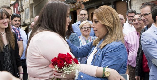 La candidata a la Secretaría General del PSOE, Susana Díaz (d), participa en un encuentro con militantes hoy en la localidad zamorana de Toro. EFE/Mariam A. Montesinos