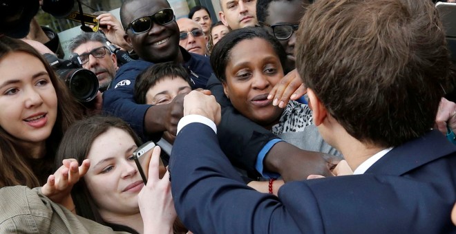 Macron durante su visita de campaña a Rodez.- REUTERS