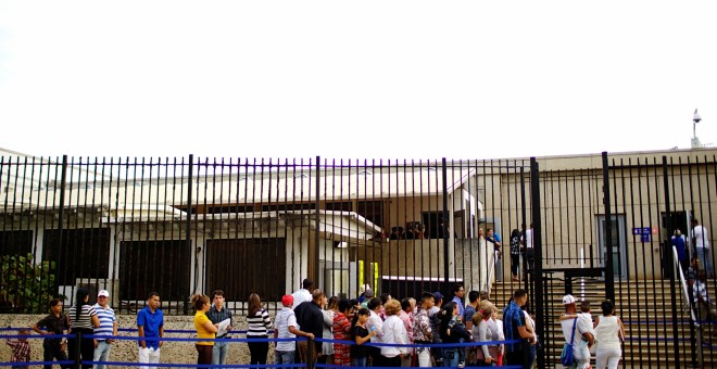 Gente esperando para entrar en la embajada de EEUU en La Habana, Cuba. REUTERS/Alexandre Meneghini