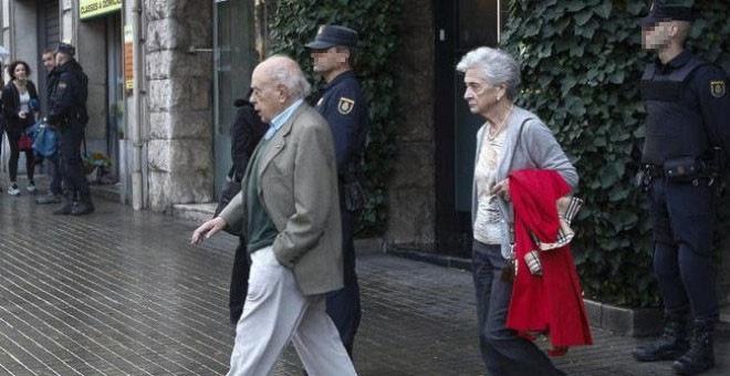 Jordi Pujol y Marta Ferrusola salen de casa tras un registro policial, en una imagen de archivo. EFE