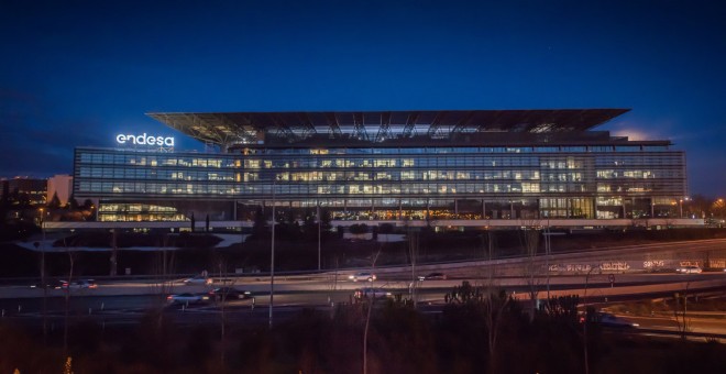 Imagen de la sede de Endesa en Madrid, de noche. E.P.