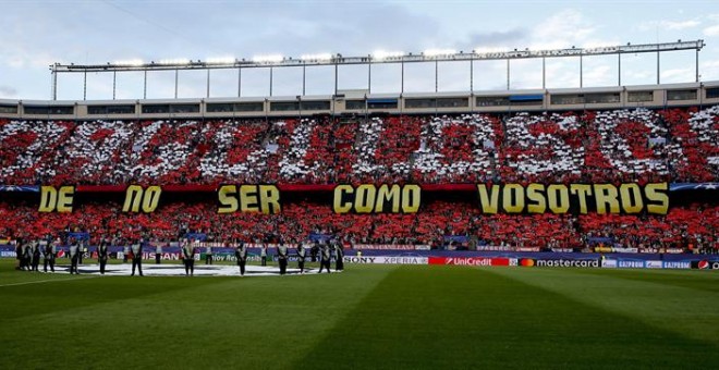 Interior del estadio Vicente Calderón con el mosaico. /EFE