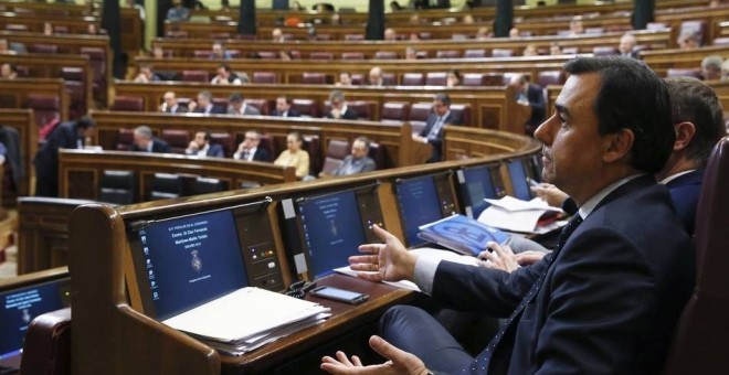 El coordinador general del PP, Fernando Martínez-Maillo, en su escaño, durante un pleno del Congreso. Archivo EFE