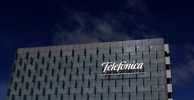 El logo de Telefónica en su sede en el distrito madrileño de Las Tablas. REUTERS/Juan Medina