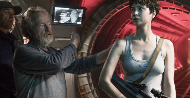 Ridley Scott con Katherine Waterson en el rodaje de la película.