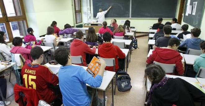 Alumnos en el aula durante una clase.