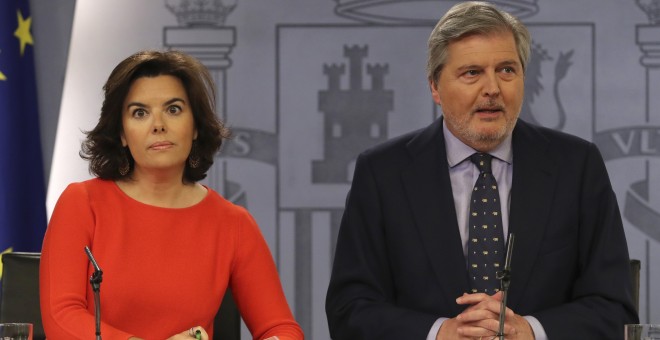 La vicepresidenta del Gobierno, Soraya Sáenz de Santamaría, junto al portavoz y ministro de Educación, Íñigo Méndez de Vigo, durante la rueda de prensa tras la reunión del Consejo de Ministros. EFE/Ballesteros