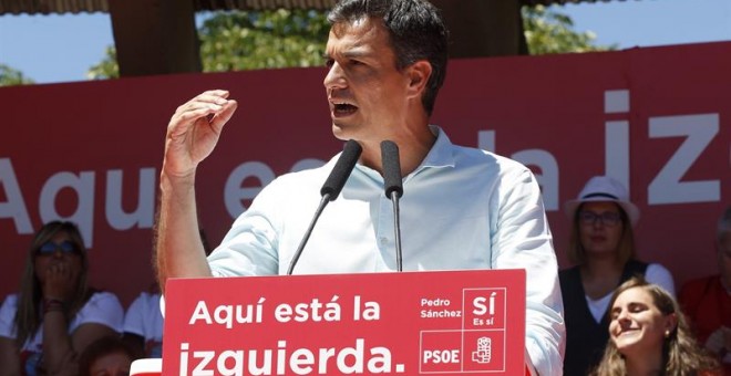 El ex secretario general del PSOE y candidato a las primarias del partido, Pedro Sánchez, durante su intervención en el acto con el que cierra su campaña, hoy en el parque de Berlín de Madrid, con el objeto de conseguir el voto de los militantes el doming