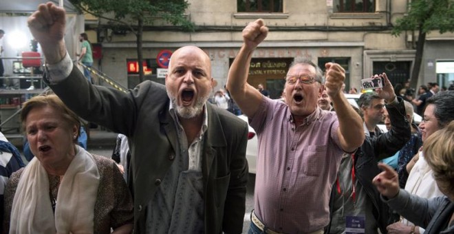 Simpatizantes de Pedro Sánchez celebran los primeros resultados ante la sede del PSOE en la calle Ferraz, donde se encuentran los candidatos a la Secretaría General para seguir el escrutinio de las elecciones primarias en el partido. Con el 71,4 por cient