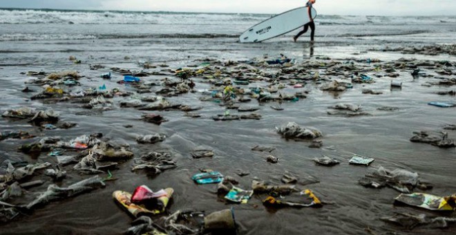 En 35 años habrá más plástico que peces en los océanos