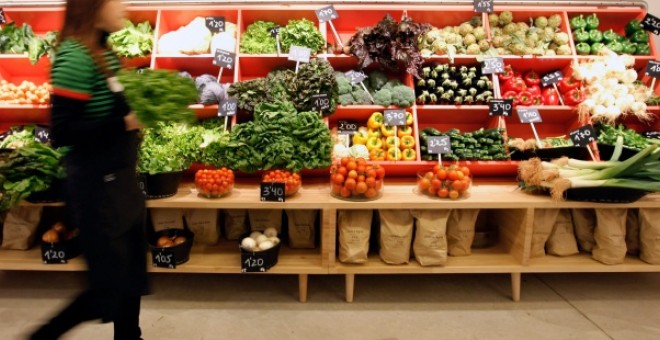 Tienda de frutas y hortalizas. EFE/Juan Carlos Cárdenas