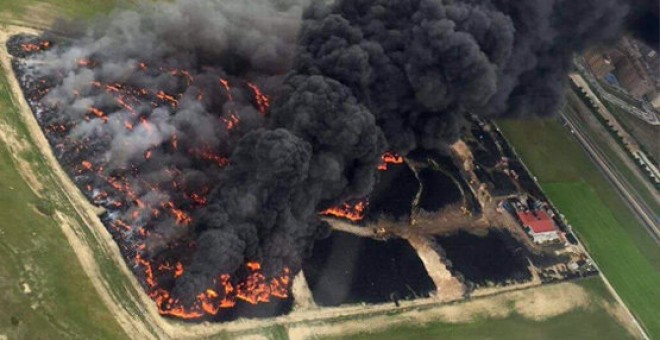 Foto aérea del incendio del cementerio de ruedas de la localidad toledana de Seseña