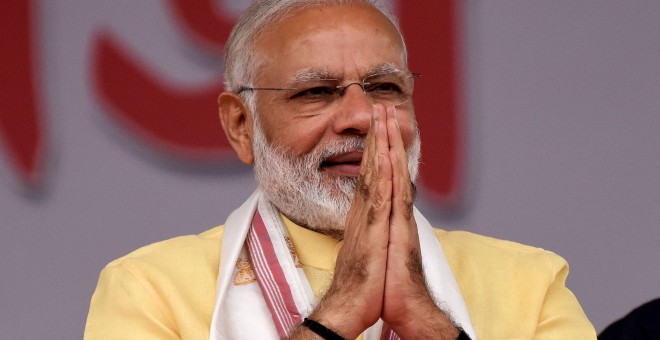 El primer ministro indio Narendra Modi saluda a sus seguidores en la celebracion del tercer aniversario de su llegada al poder, en un acto celebrado en la ciudad de Guwahati. REUTERS/Anuwar Hazarika