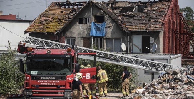 Los bomberos y servicios de emergencia trabajan en la extinción del incendio de un edificio de viviendas en el barrio bilbaíno de Zorrozas. EFE/Miguel Toña