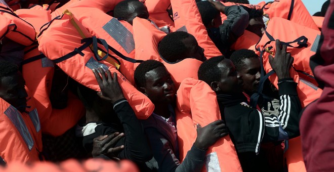 Inmigrantes rescatados por una ONG en el Mediterráneo central.- REUTERS