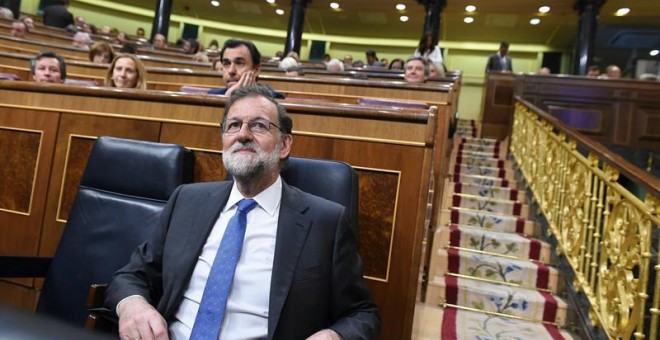 El presidente del Gobierno, Mariano Rajoy, en la segunda sesión del debate de enmiendas al proyecto presupuestario de 2017 esta tarde en el pleno del Congreso. EFE/Fernando Villar