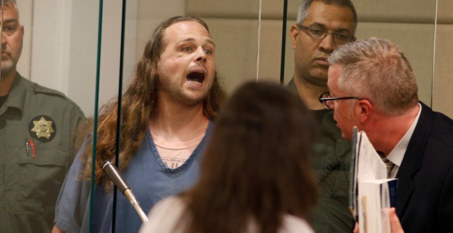 Jeremy Christian, acusado de apuñalar a dos hombres que trataron de defender a dos jóvenes de apariencia musulmana, grita durante su comparecencia ante el tribunal del condado de Multnomah, en Portland (Oregon, EEUU). REUTERS / Beth Nakamura