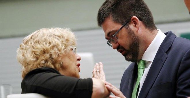 El concejal de Economía y Hacienda de Ahora Madrid, Carlos Sánchez Mato, conversa con la alcaldesa de Madrid, Manuela Carmena, durante el pleno del Ayuntamiento de Madrid. /EFE