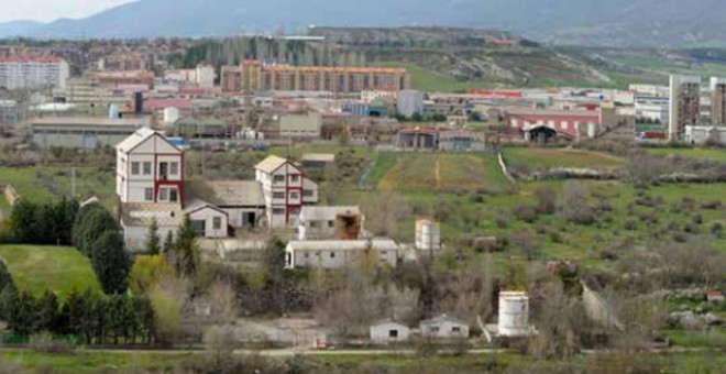 Fabrica de Inquinosa. Al fondo de la ciudad de Sabiñánigo. ECOLOGISTAS EN ACCIÓN