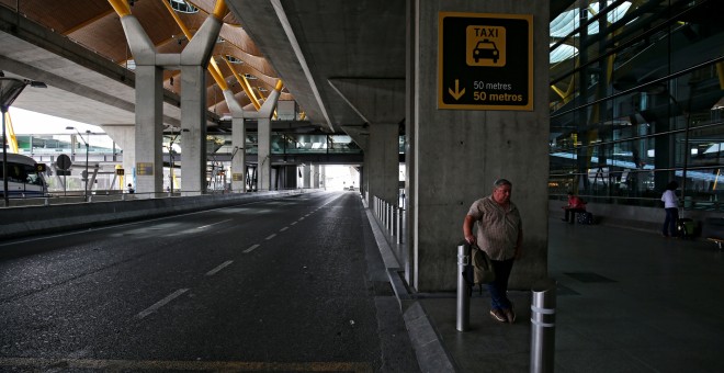 La parada de taxis del aeropuerto Adolfo Suarez Madrid Barajas durante la protesta del sector contra Uber y Cabify. REUTERS/Juan Medina