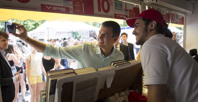 El secretario general del PSOE, Pedro Sánchez, se fotografía durante su visita a la Feria del Libro de Madrid.. EFE/Luca Piergiovanni