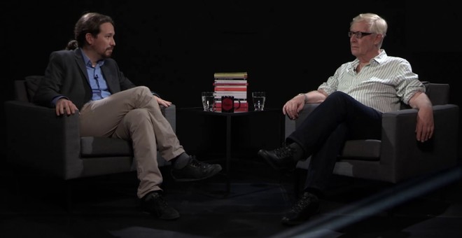 Un momento de la conversación entre Pablo Iglesias y el marxista británico Perry Anderson en 'Otra Vuelta de Tuerka'