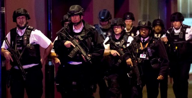 La Policía blinda el puente de Londres tras el atropello. EFE/EPA/OLIVER