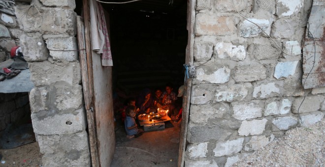 Palestinos interrumpen su ayuno durante un apagón en Khan Younis, al sur de la Franja de Gaza REUTERS/Ibraheem Abu Mustafa