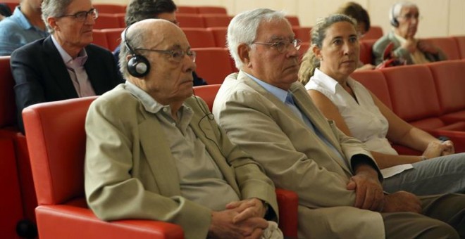 El expresidente del Palau de la Música Félix Millet (i) junto al exdirector administrativo del Palau de la Música Jordi Montulll (2d) y su hija, la exdirectora financiera del Palau de la Música, Gemma Montull (d), en el Auditorio de la Ciutat de la Justi