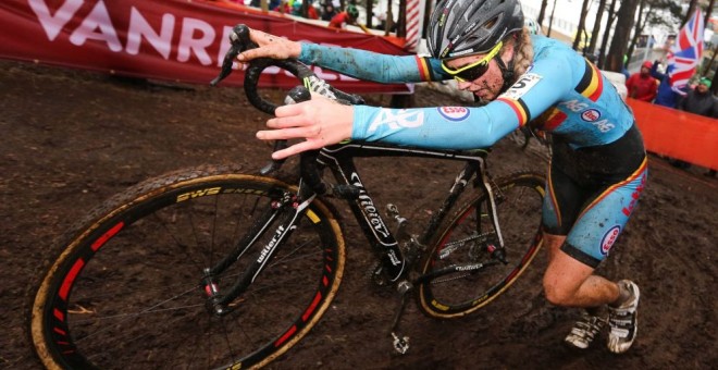 Van den Driesche, corredora de ciclocròs caçada amb un motor a la bicicleta / EFE