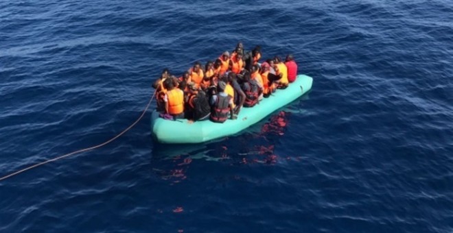 Una de las tres pateras que llegarón el sábado a las costas de Motril, Granada./EUROPA PRESS