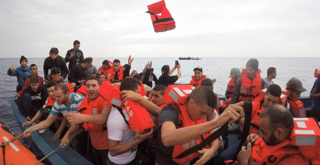 Los inmigrantes en barco de madera son rescatados por la tripulación de ONG 'Save the Children' de la nave Vos Hestia en el mar Mediterráneo frente a la costa de Libia. REUTERS / Stefano Rellandini