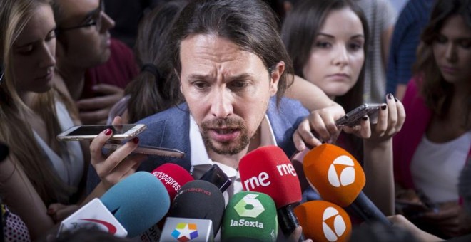 Pablo Iglesias atiende a los medios de comunicación en el Congreso. /EFE