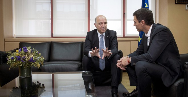 El secretario general del PSOE, Pedro Sánchez, durante el encuentro de trabajo que mantuvo con el comisario europeo de Asuntos Económicos y Financieros, Pierre Moscovici, en la sede de las instituciones europeas en Madrid.EFE/Luca Piergiovanni