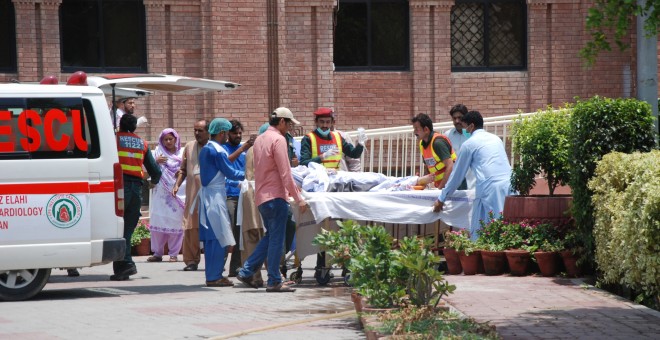 Personal sanitario atiende la llegada de uno de los heridos por la la explosión de un camión cisterna en una carretera de Pakistán. REUTERS/K Chaudhry