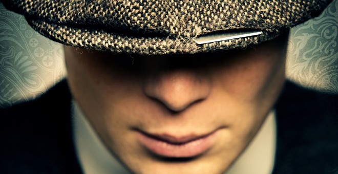 Tommy Shelby, interpretado por Cillian Murphy, con su gorra de afeitar.