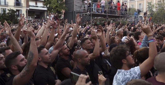 Ambiente en la Plaza de Pedro Zerolo, durante el pregón celebrado el miércoles y que daba formalmente inicio a la World Pride 2017.EFE/Ballesteros