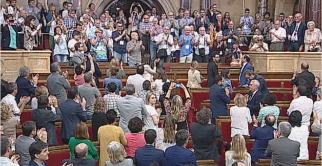 Els diputats aplaudeixen, després de la votació, els representants de les associacions de víctimes del franquisme