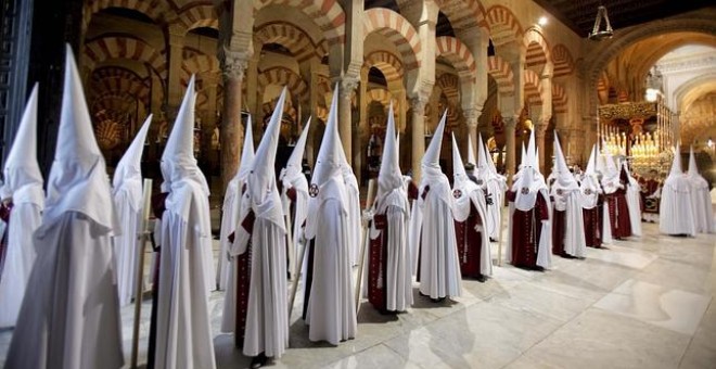 La Mezquita de Córdoba, con cofrades en Semana Santa.