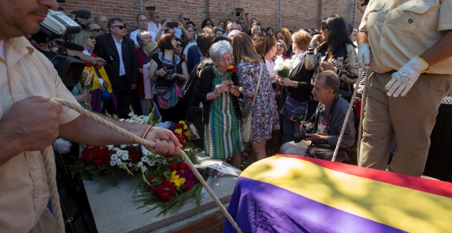 El cuerpo de Timoteo Mendieta, ahora sí, descansará en paz. En un segundo plano, la emoción a flor de piel de Ascensión.- REUTERS