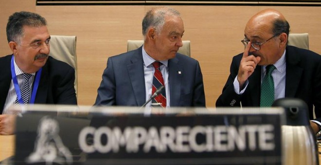 El ex director adjunto operativo de la Policía Eugenio Pino (c), durante su comparecencia en la comisión parlamentaria que investiga el supuesto uso político de los medios del cuerpo por parte del exministro del Interior Jorge Fernández Díaz. A su izquier