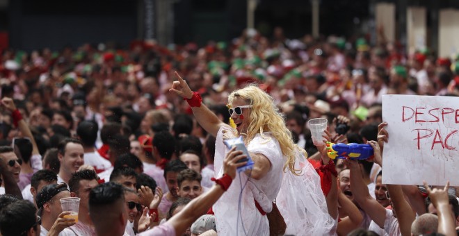 Ambiente en la plaza Consistorial de Pamplona durante las fiestas de San Fermín.EFE/Javier Lizón