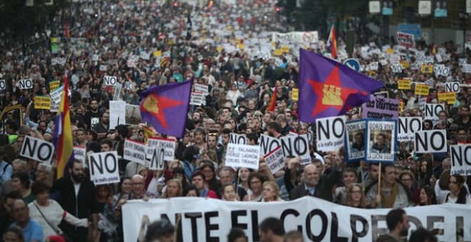 Manifestación 'Ante el golpe de la Mafia, Democracia' durante la investidura del Presidente del Gobierno, Mariano Rajoy, el 29 de octubre