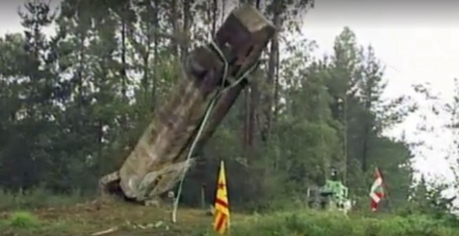 Momento en el que derriban la cruz de Gaztelumendi.