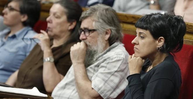 Diputados de la CUP durante el debate del Parlament