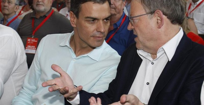 El secretario general del PSOE, Pedro Sánchez (i) y el líder de los socialistas valencianos, Ximo Puig, durante la inauguración del congreso del PSPV-PSOE, que se celebra hasta el domingo en Elche. EFE/Morell