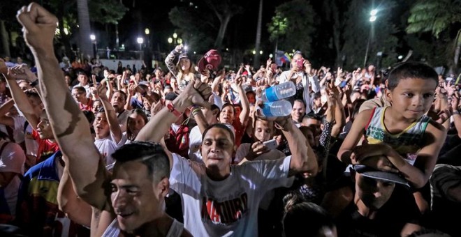 Chavistas participan en una celebración, en la plaza Bolívar de Caracas (Venezuela), al culminar jornada de votación hoy, domingo 30 de julio de 2017. EFE/Miguel Gutiérrez