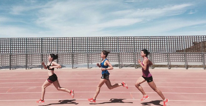 Las atletas María José Pérez, Marta Pérez Castro, e Irene Sánchez Escribano, en un entrenamiento